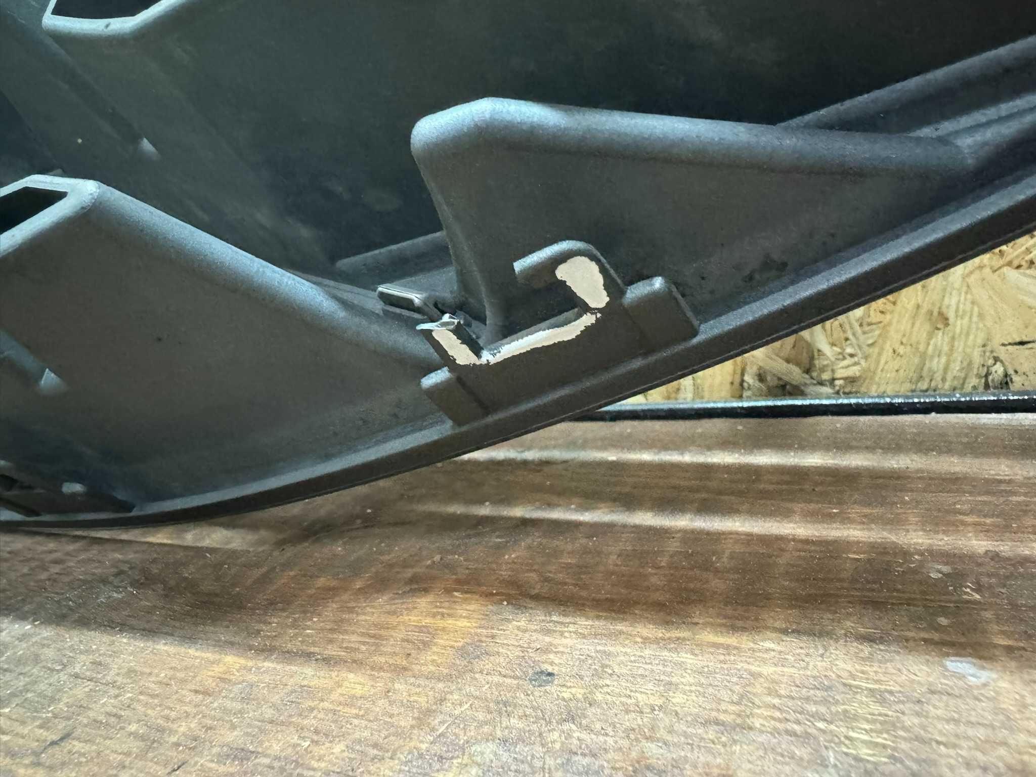 Oryginalny grill atrapa zderzaka chłodnicy Volvo XC60 I LIFT