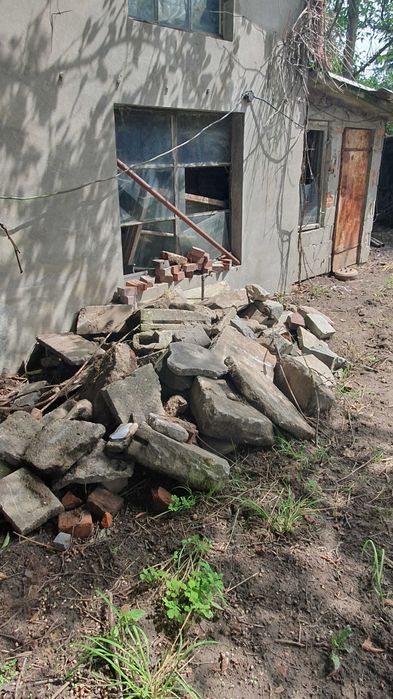 Gruz, kafle chodnikowe, kamienie, cegły