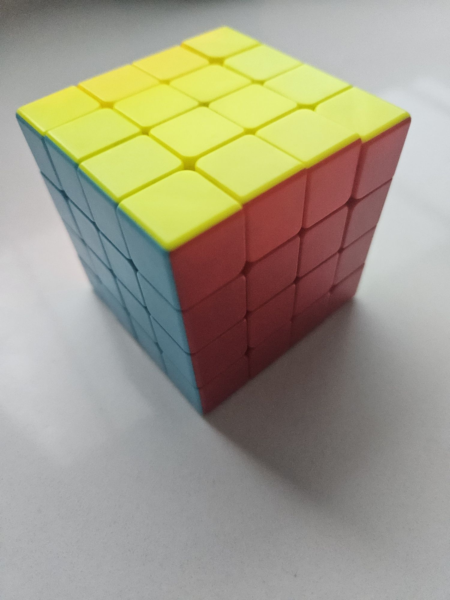 Cubo mágico 4x4 muito bom