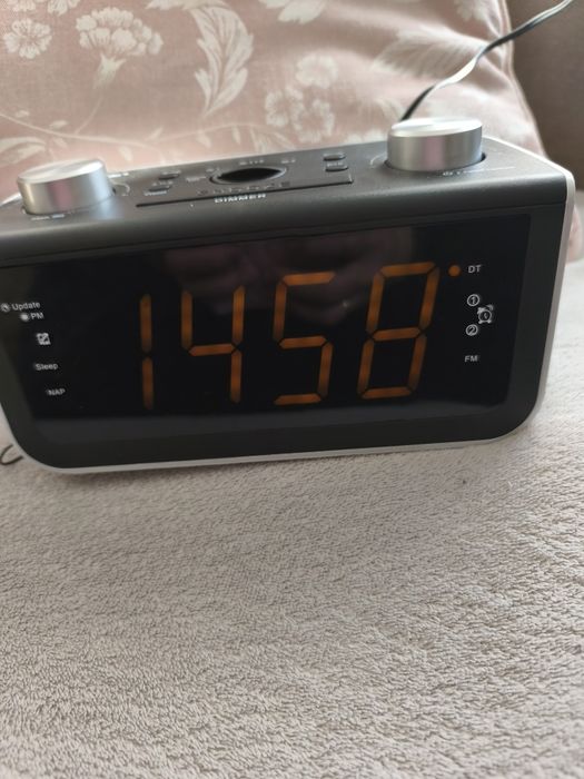 Zegar cyfrowy z radiem