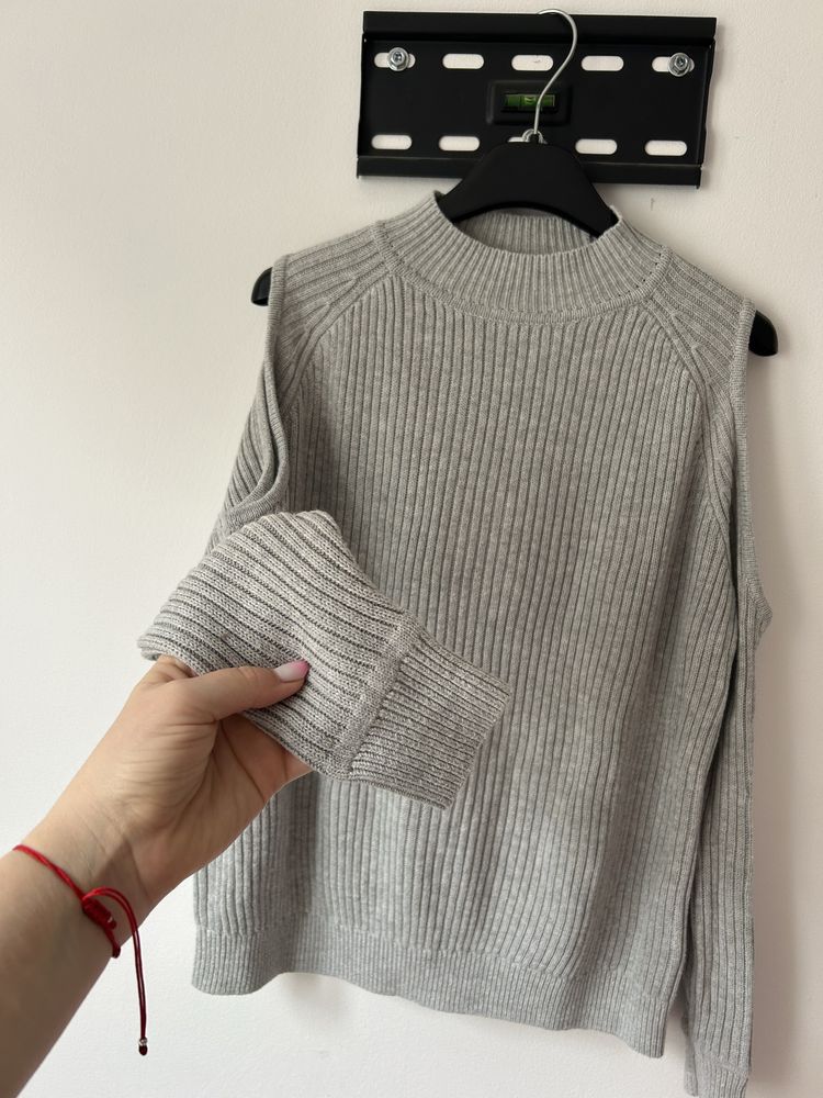 Sweter z wycietymi ramionami
