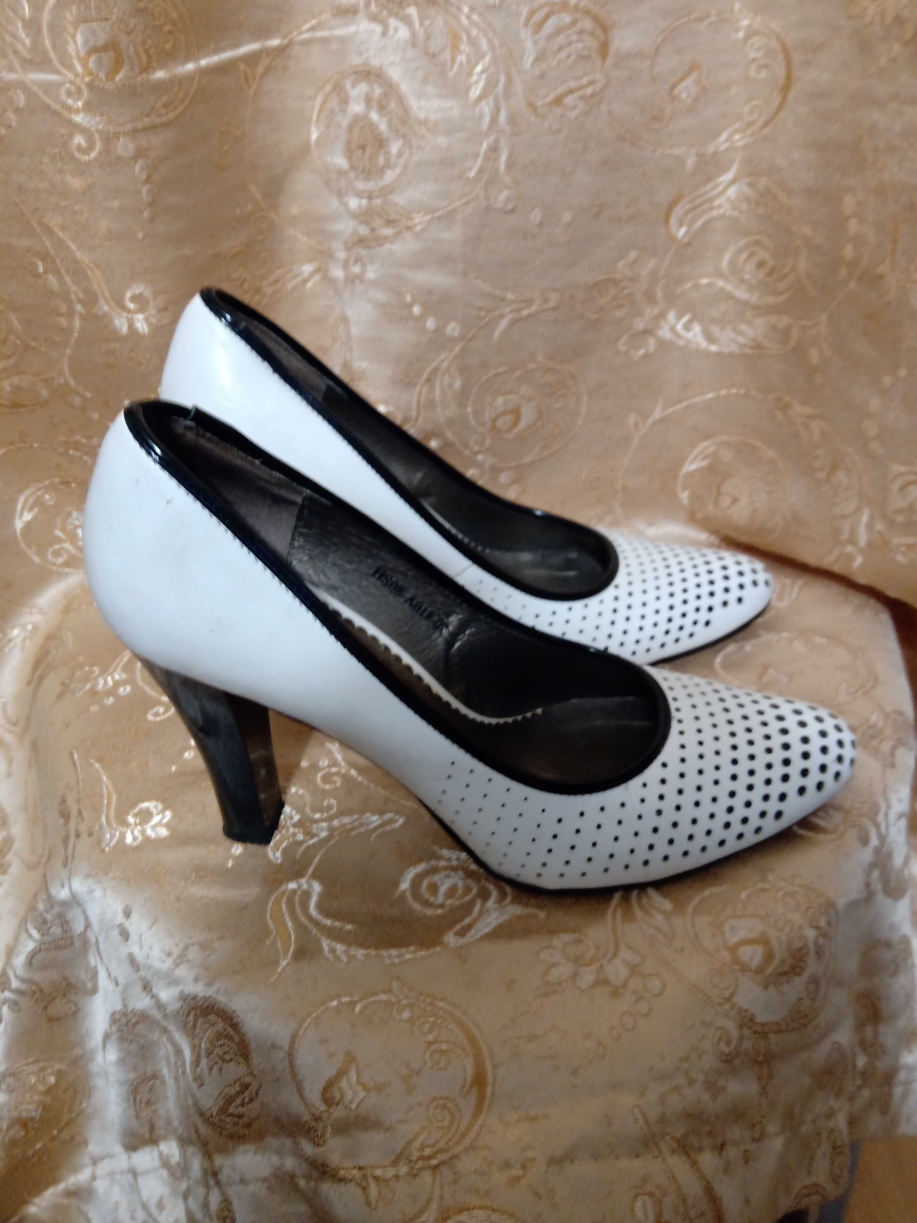 Продам туфли 37 размер, белого цвета с черной перфорацией