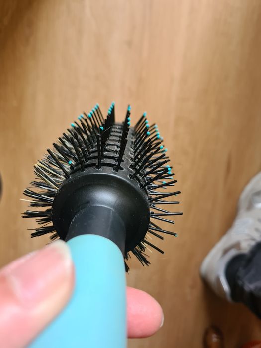 Escova de Cabelo Jean Louis David.
Cabo em plástico duro.