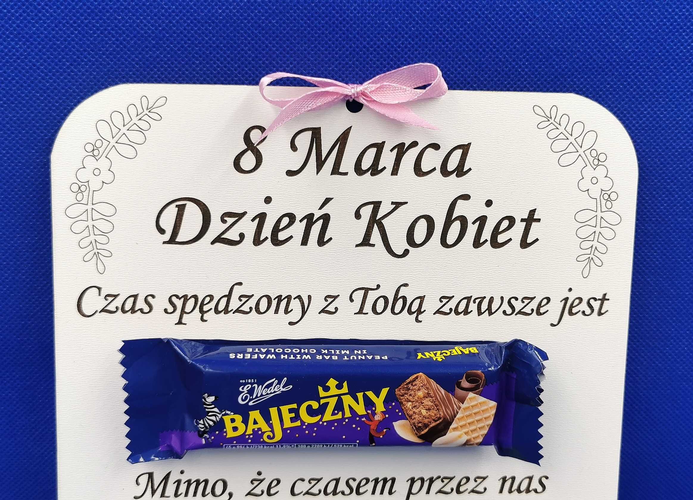 Tablica Dzień Kobiet słodycze biała; baton, gum, merci ozdobna