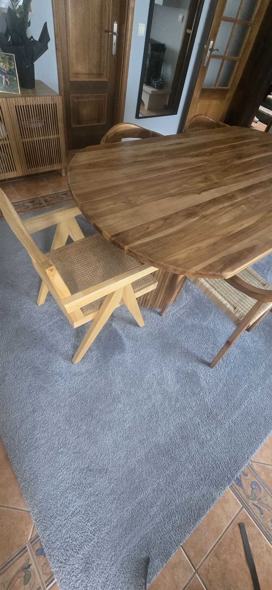 Mesa de Jantar em Madeira Maciça - Design Sólido e Intemporal