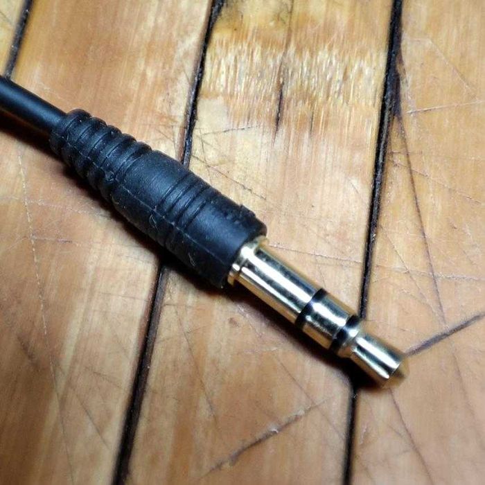 Стереогарнитура, наушники LG HSS-H100 с разъемом 3,5 дюйма. Микрофон