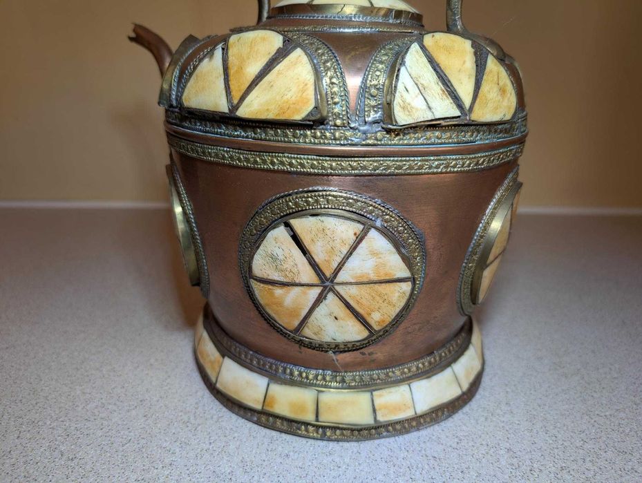 Stary marokański ręcznie robiony czajnik do herbaty z miedzi i kości