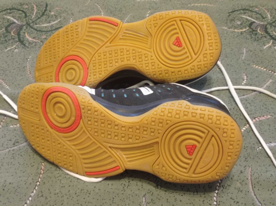 Кроссовки Adidas волейбол, гандбол оригинал размер-38 стелька-24 см