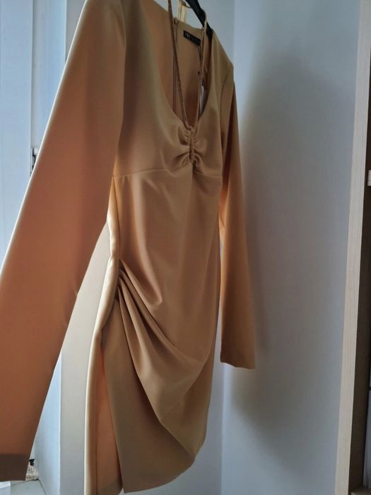 Żółta sukienka mini z wiązaniem