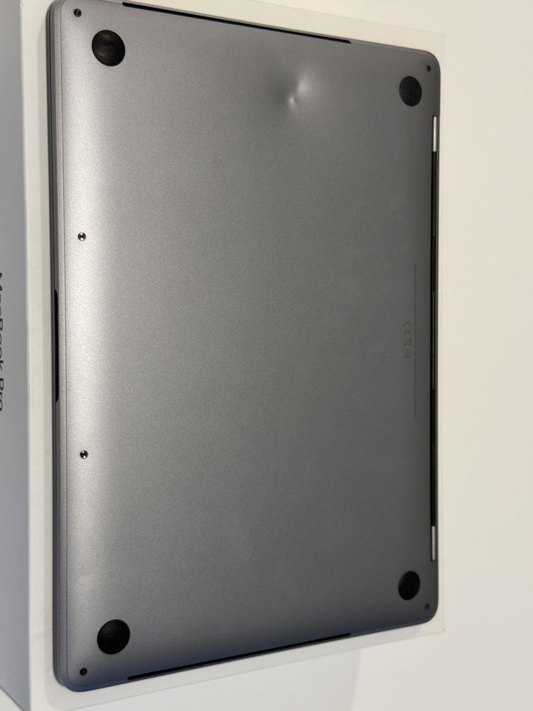 MacBook Pro 13” com Touch Bar (bateria nova)