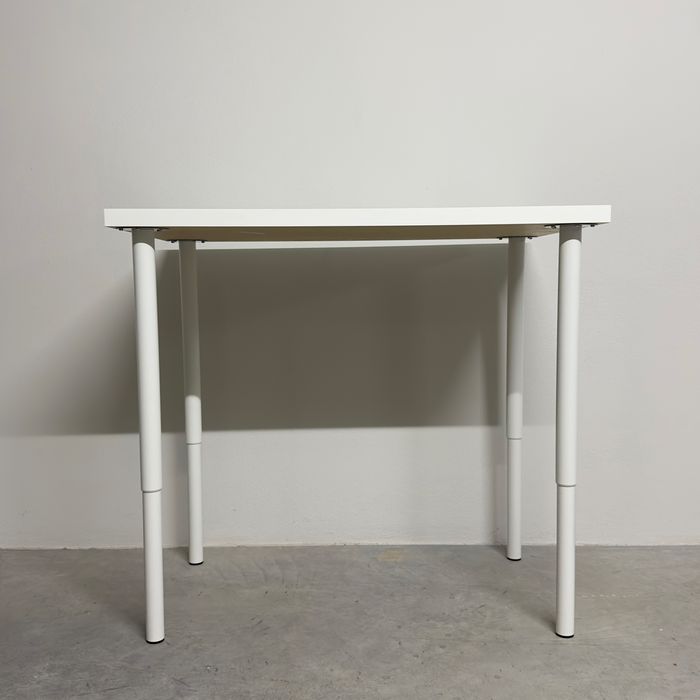 Mesa branca com pés reguláveis em altura