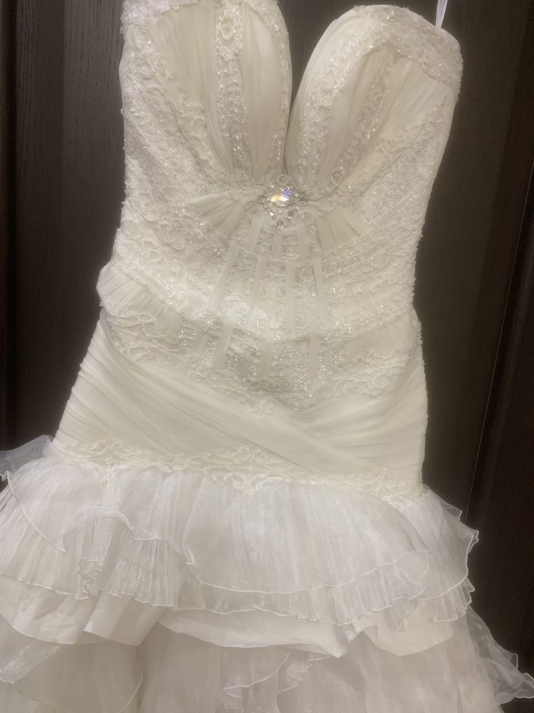 Елегантна весільня сукня