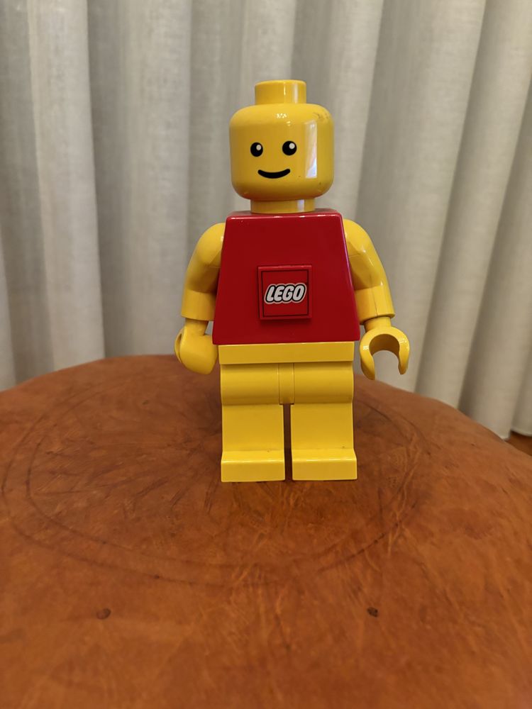 Boneco Lego que faz de lanterna