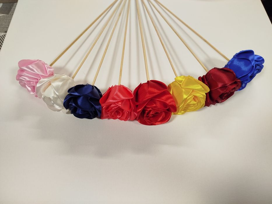 róże wykonane z satynowej wstążki