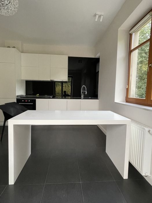 Nowoczesny stół z płyty lakierowanej (Łód)ź