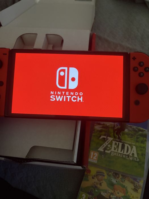Nintendo Switch Oled Mario Red Edition z dwiema grami.