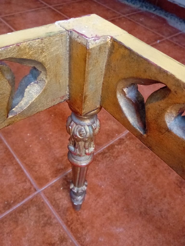 Mesa de apoio em madeira com tampo em granito