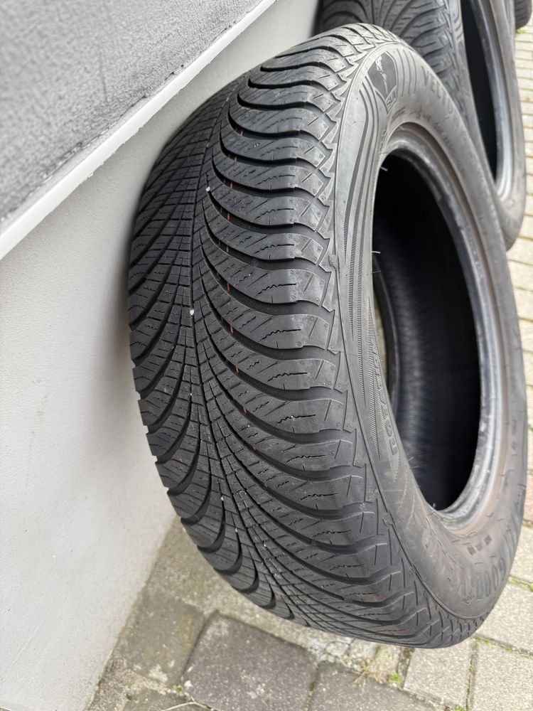 Cztery opony całoroczne  R 17 225/65 102H  Goodyear vector 4 season