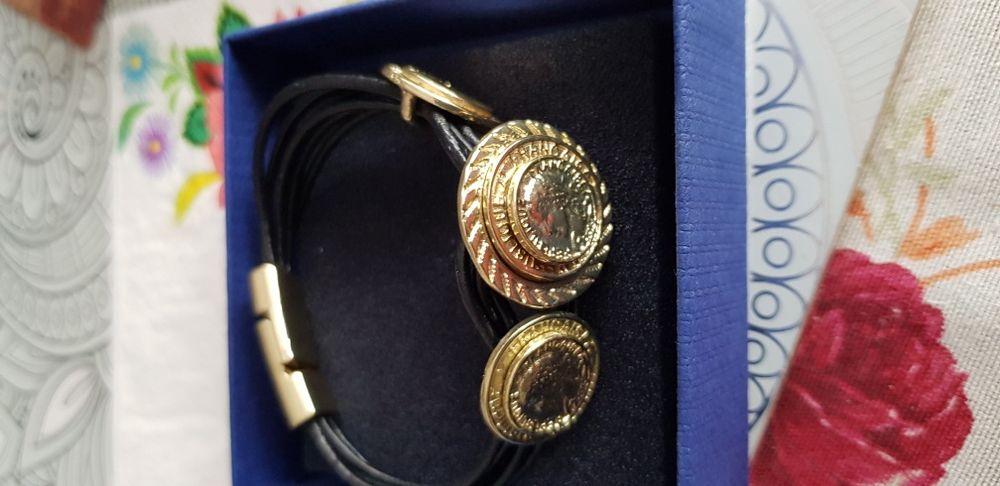 Włoska bransoletka ze skóry i metalu.