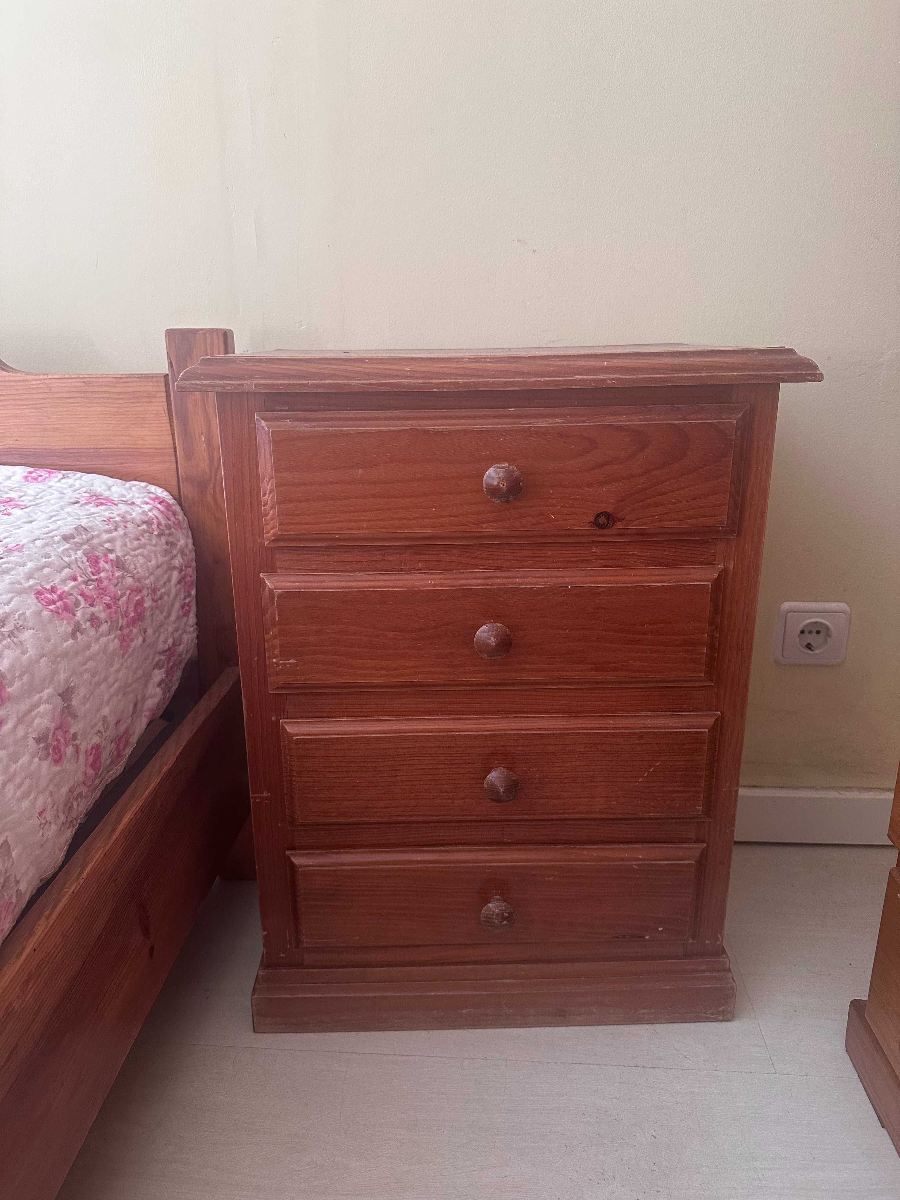 Móveis para quarto - Cama casal + colchão / Comoda / Mesa de cabeceira