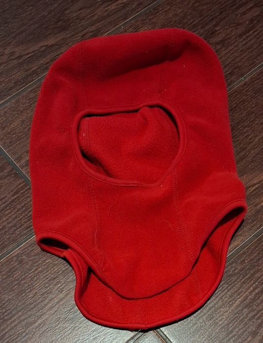 Czerwona czapka kominiarka