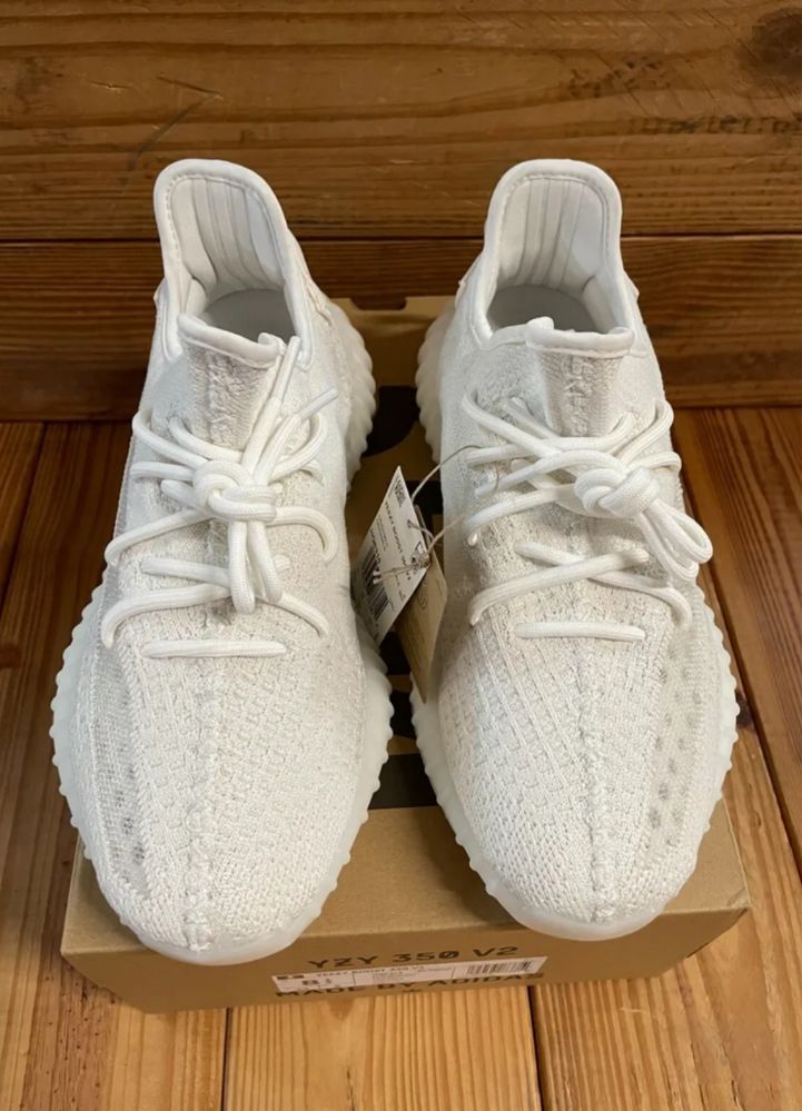 NEW ORIGINAL Adidas Yeezy Boost 350 v2 bone White ( in box )