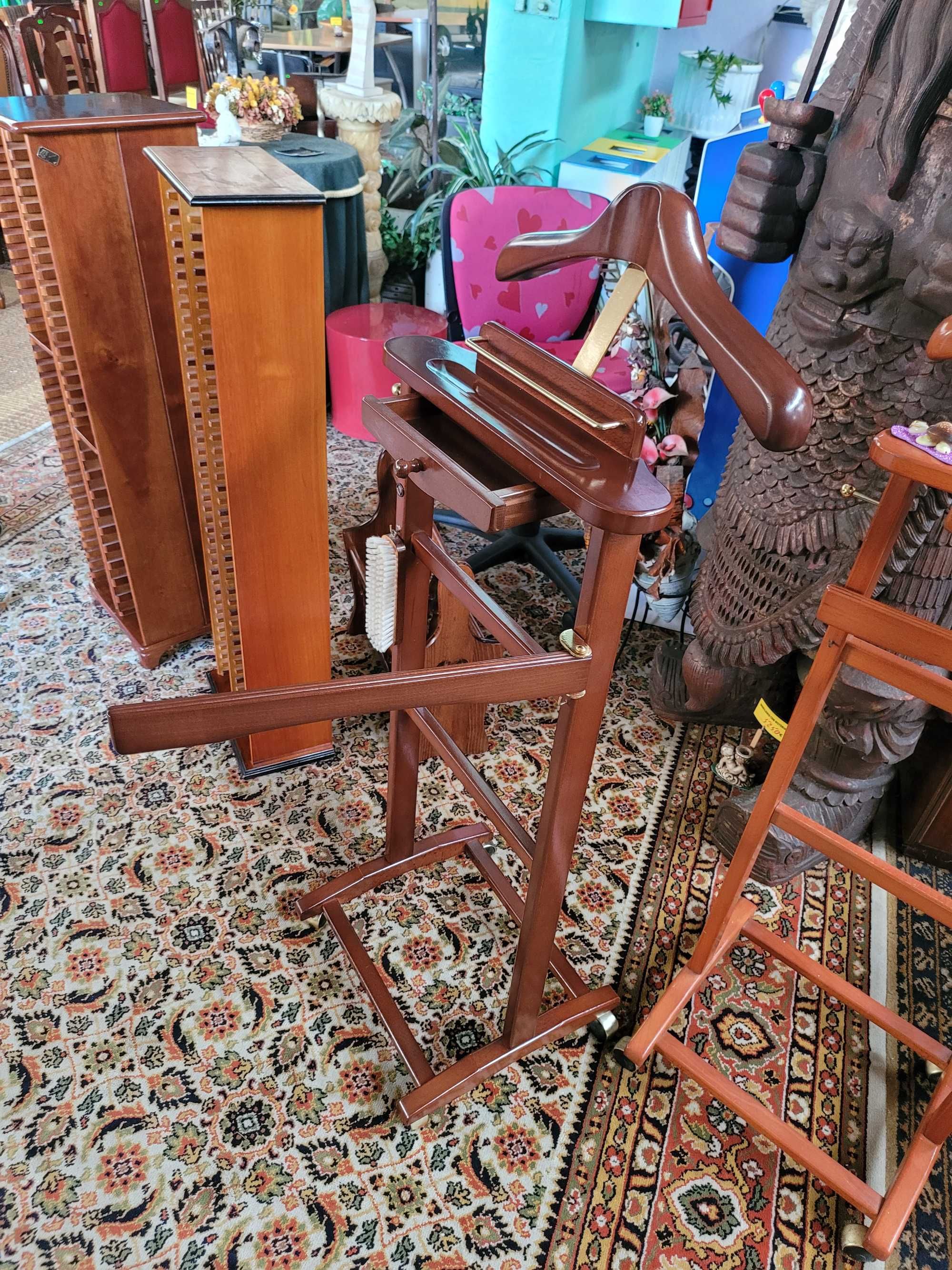 Cabide em madeira com pequena gaveta