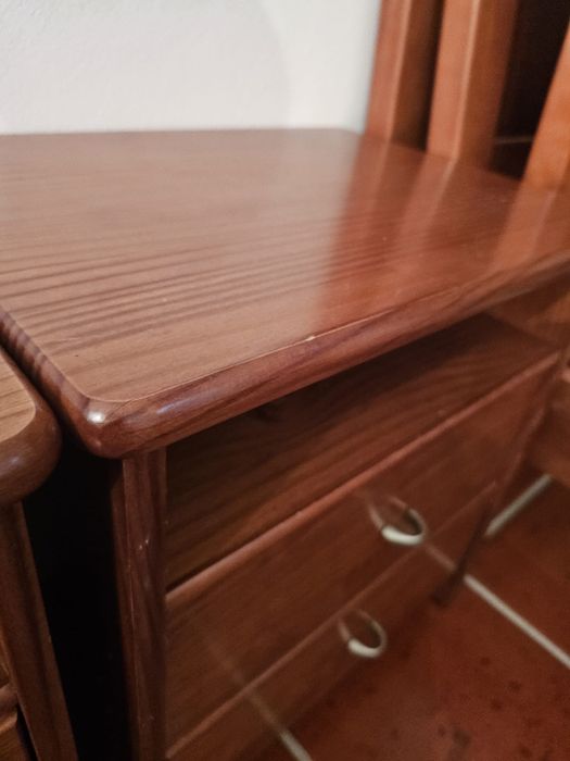 3 Camas Solteiro, Colchões e Mesas de Cabeceira