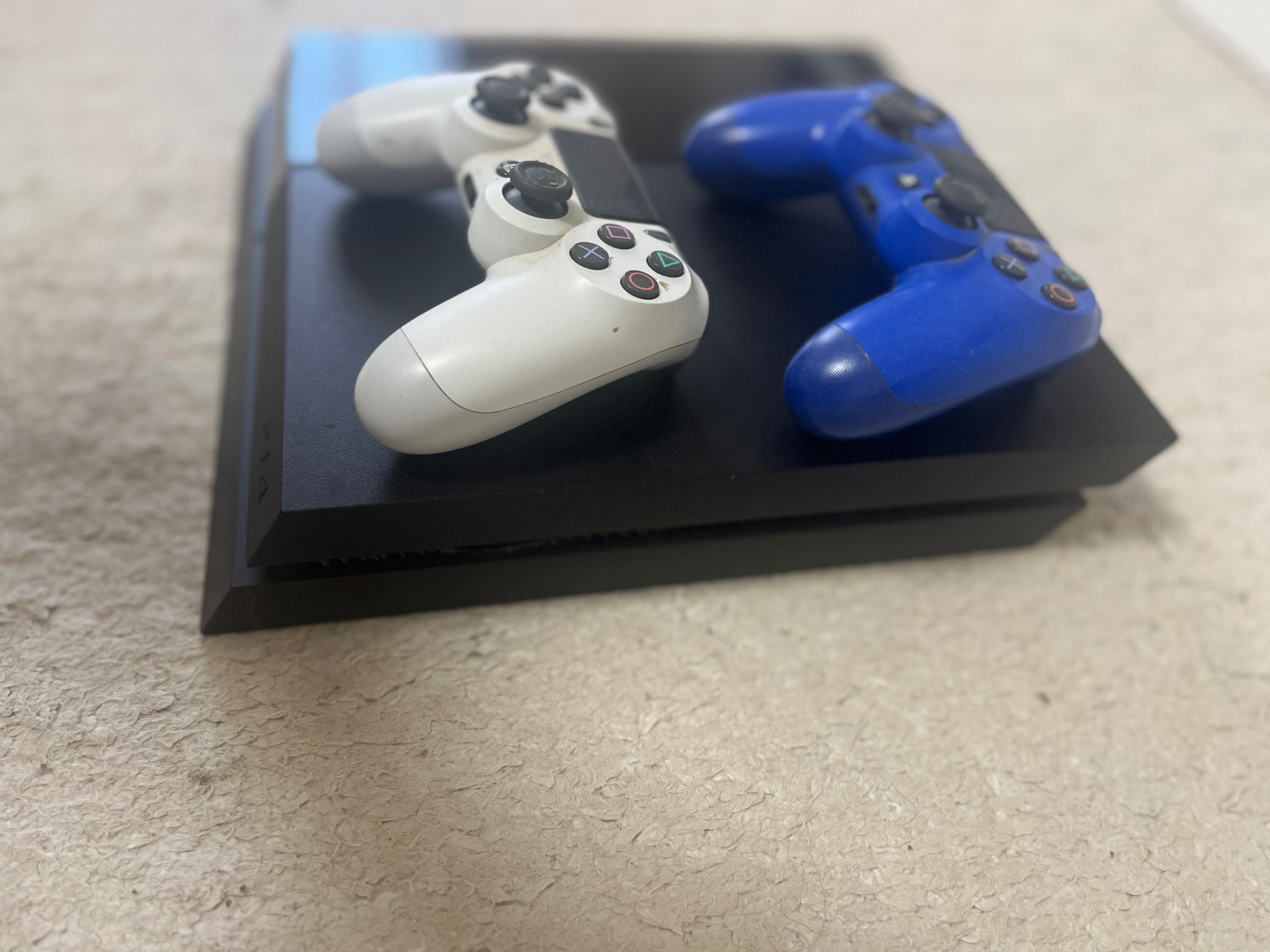 PlayStation 4 – 500 GB + 2 Comandos (necessita revisão)