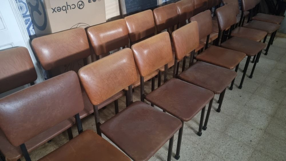 [Vendo] Cadeiras almofadadas e mesas quadradas