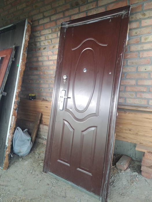 Двері вхідні металеві є 4 шт