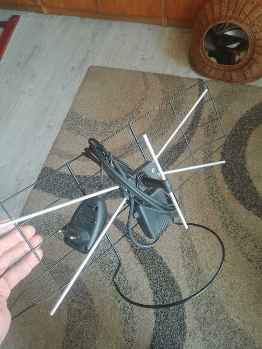 Antena pokojowa z zasilaczem