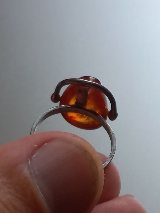 Srebrny pierścionek z bursztynem,  sygnowany srebro próby 0.925