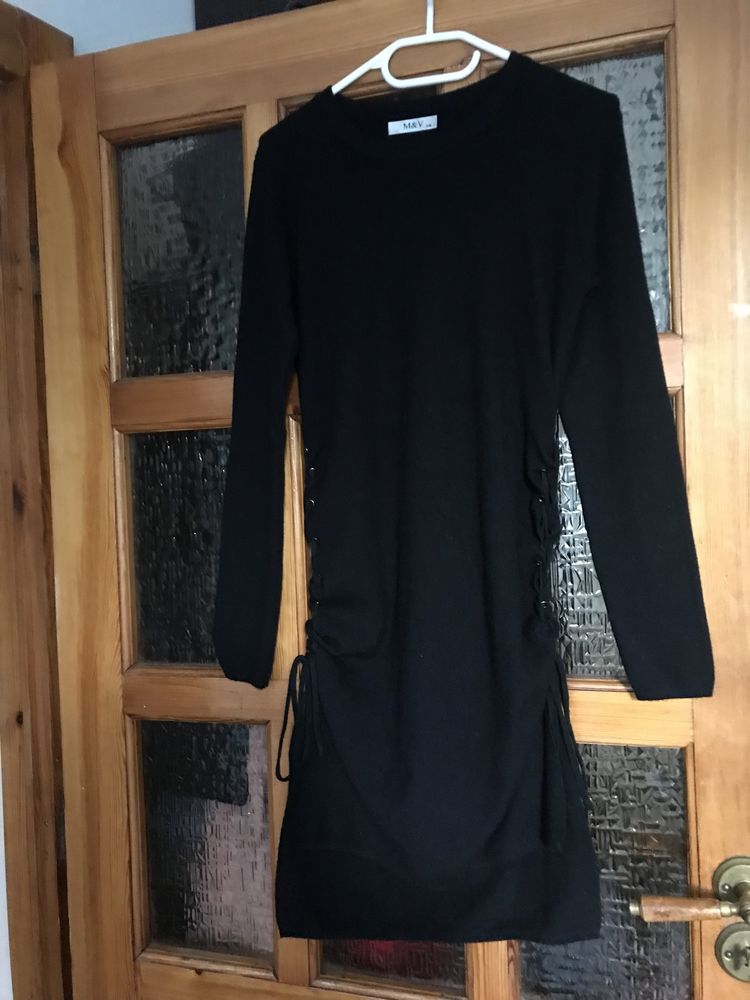 Długi czarny  sweter M&V r. XS