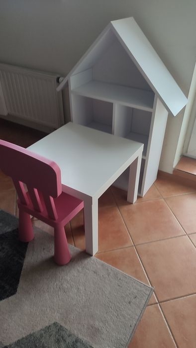 Drewniany domek, stolik i krzesełko dla dziecka
