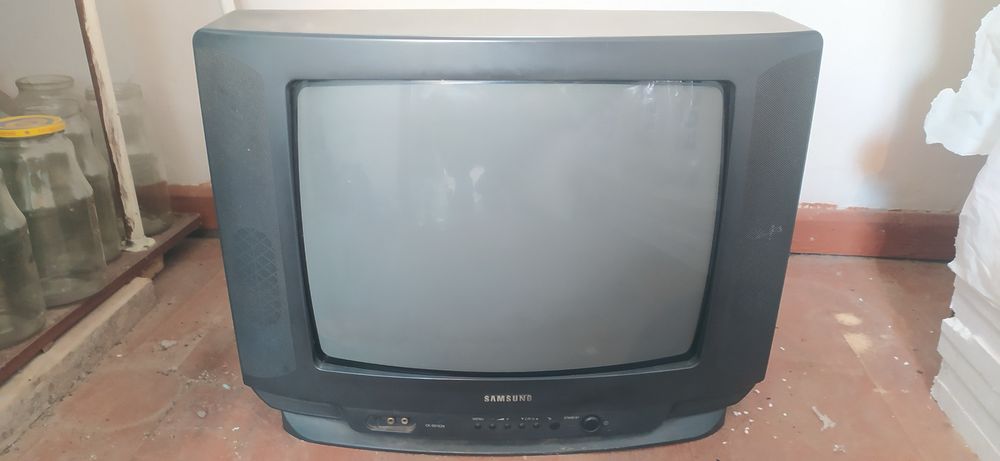 кольоровий телевізор фірми Samsung