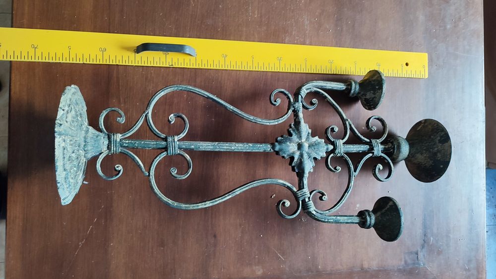 Castiçal em ferro forjado com suporte 3 velas todo trabalhado  60cm