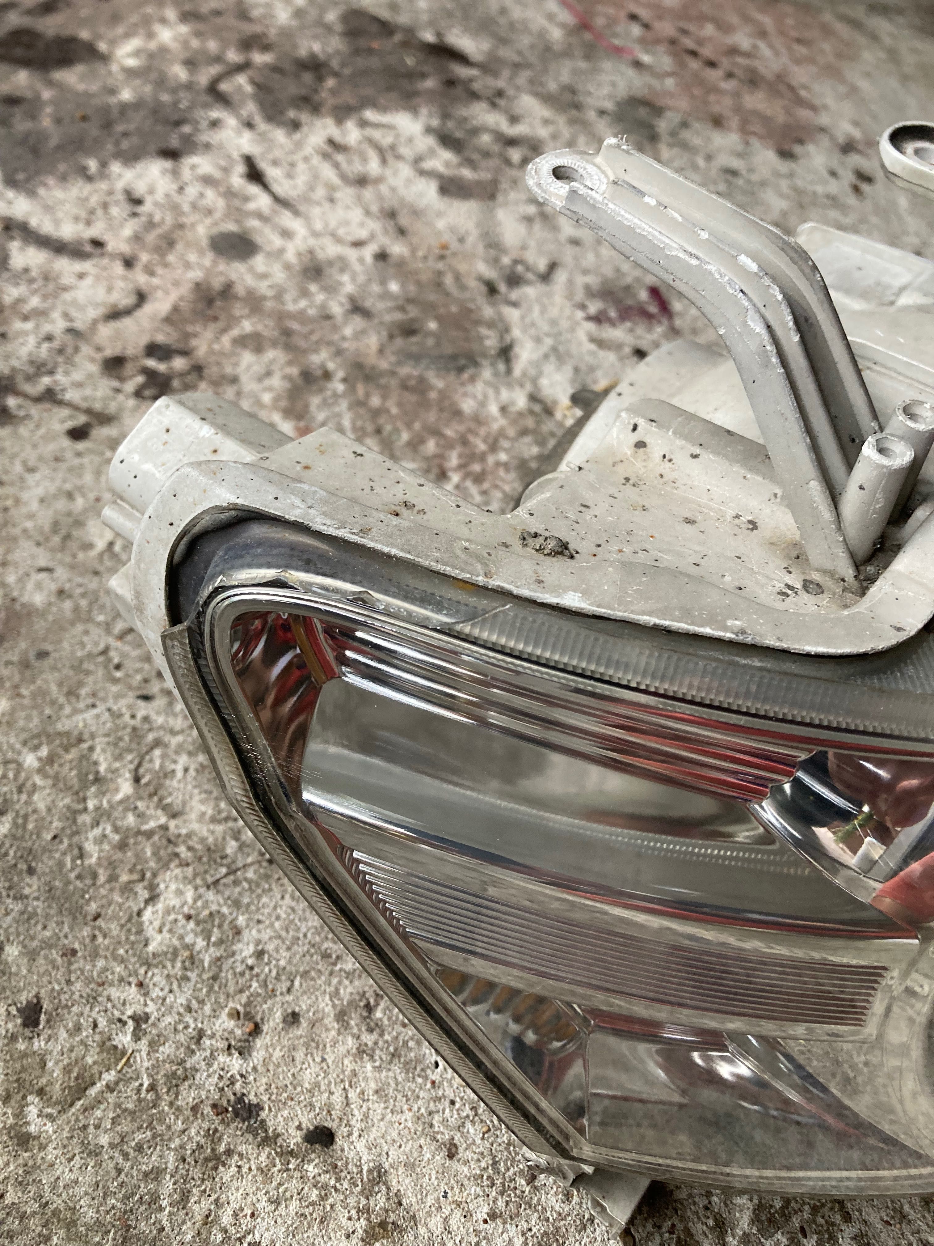 Lampy przód Daihatsu materia