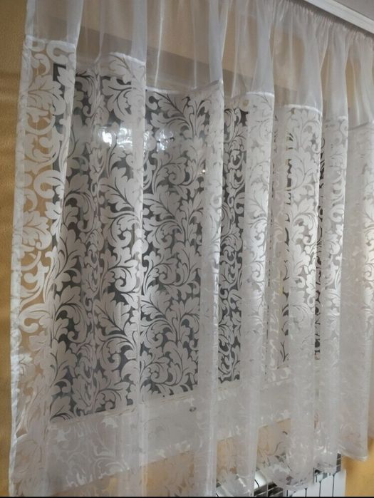 Коротка тюль на кухню.