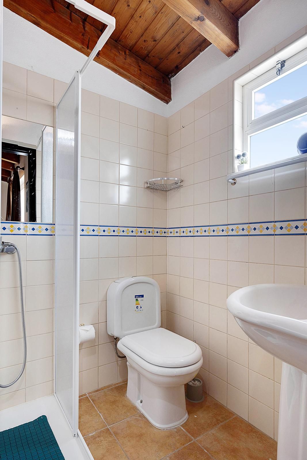 Casa térrea c quintal,t2+1 na EN120 / Rogil-Algarve. Animais. Julho pr