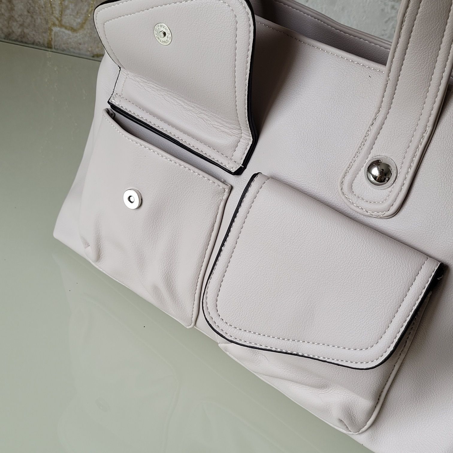 Женская сумка через плече с накладными карманами