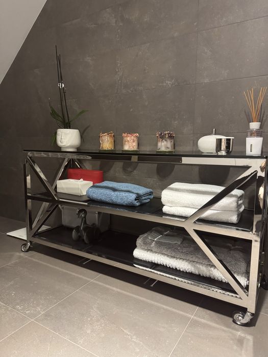 Szklana komoda na kolkach