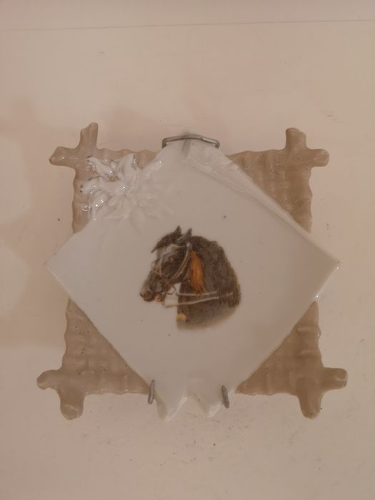 Porcelanowa ozdoba do powieszenia z głową konia