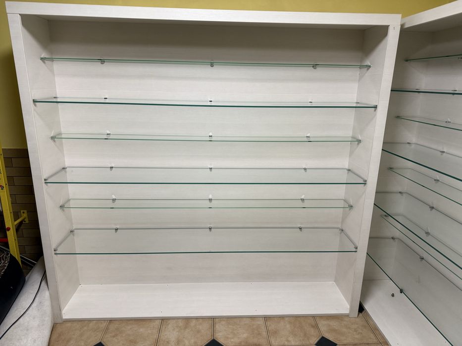 Продаються два стелажі з скляними прлицями