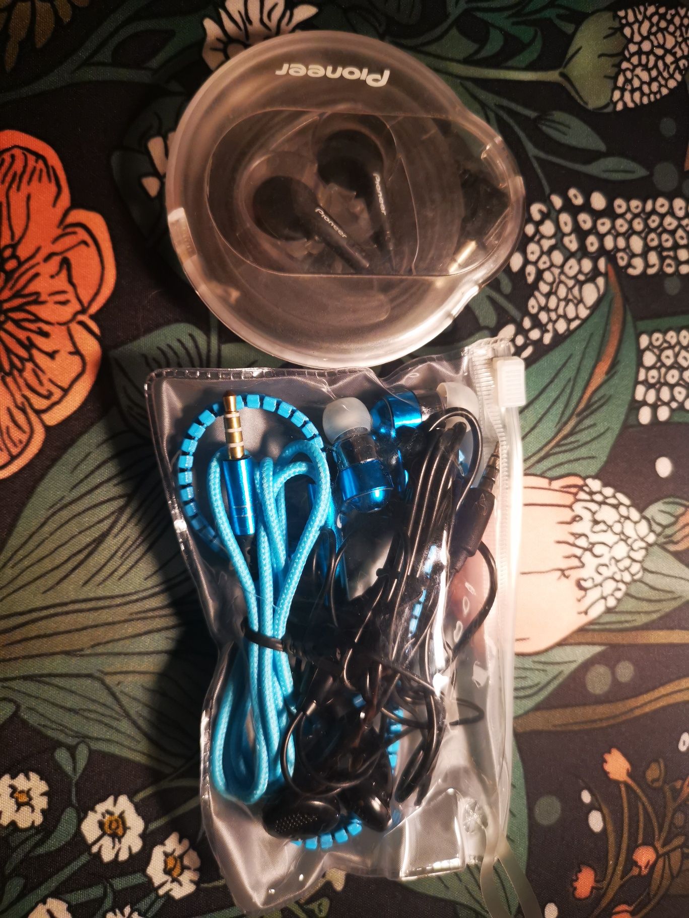 Vários auriculares antigos