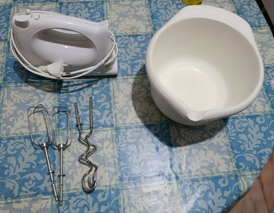 Batedeira elétrica com taça