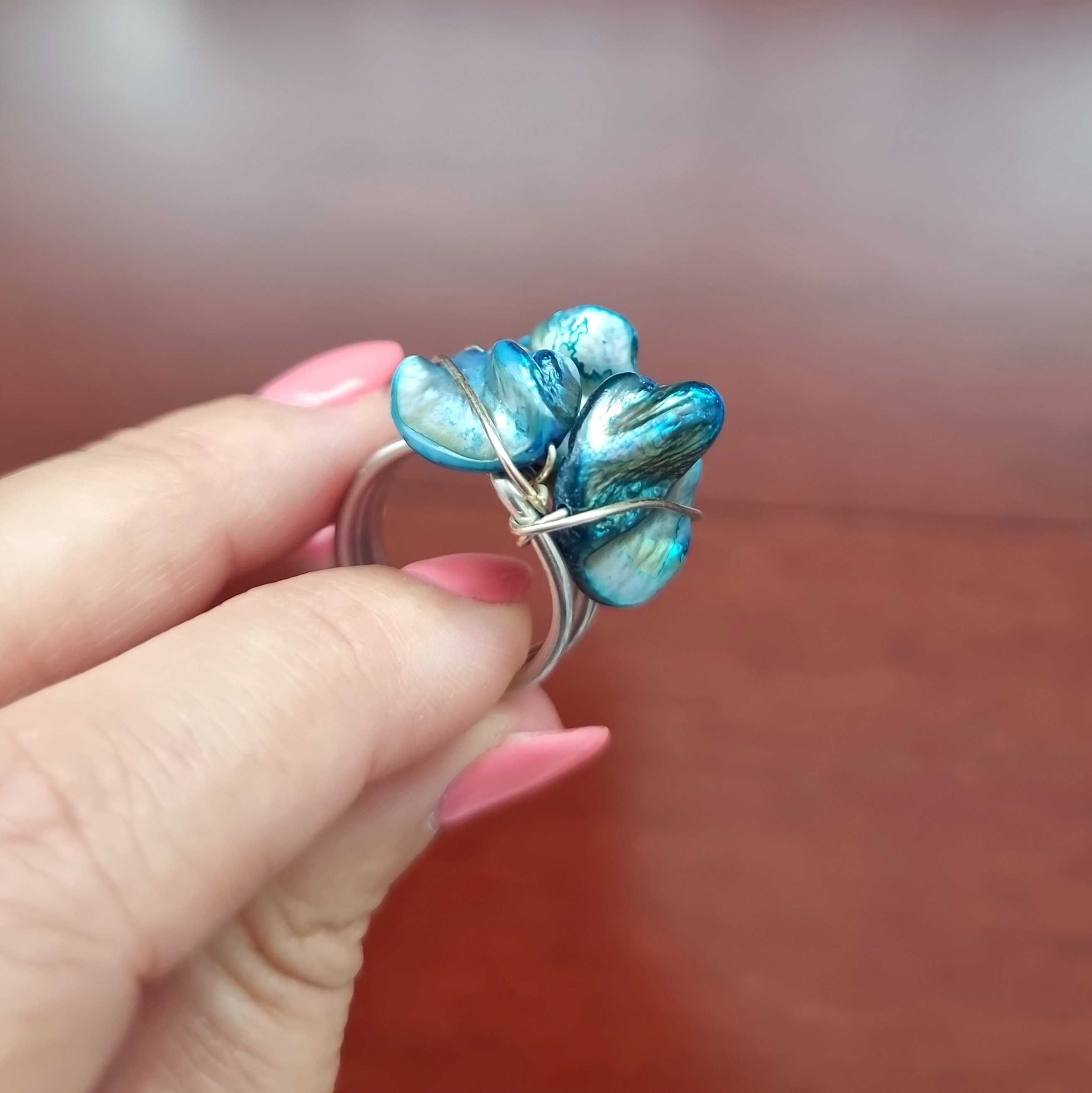 Anel cinzento com detalhes azuis