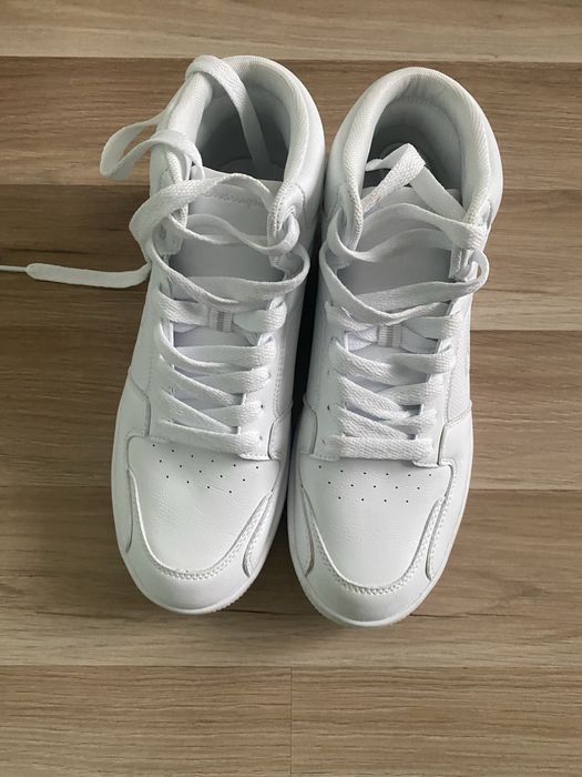 Білі черевики чемпіон