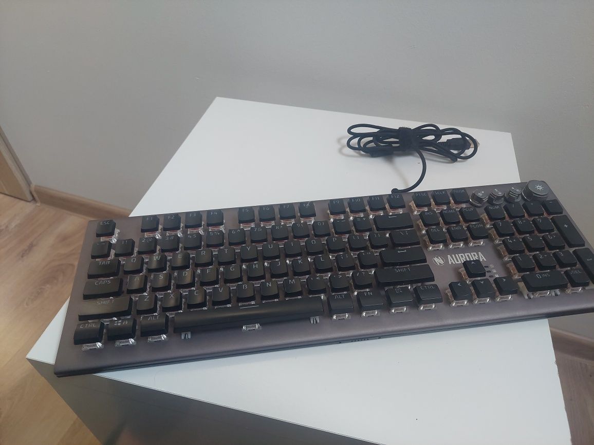 Sprzedam klawiaturę iBOX Aurora K-5 RGB (KGRD Red switch)