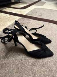 Замшевые черные туфли на каблуке с завязками